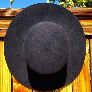 Gigi Pip**Size 57**Black Dahlia boater brim Hat